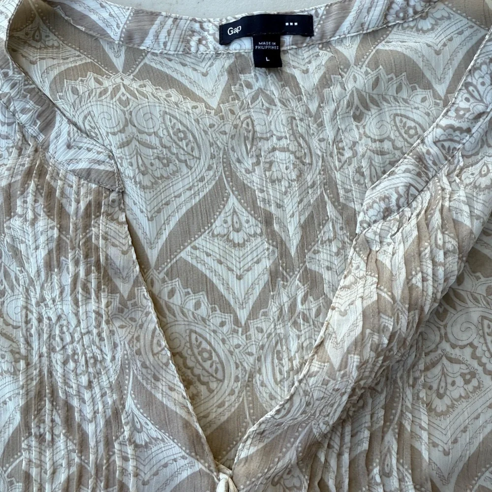 Patterned Button-Up Blouse - Picture 2 of 4